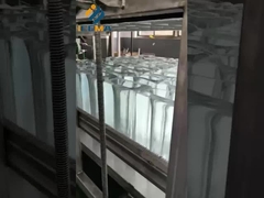 آلة الثلج الشفافة في الثلج